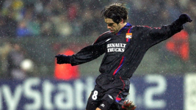 Juninho est le meilleur tireur de coup franc de l'histoire (Credit : Twitter UEFA)