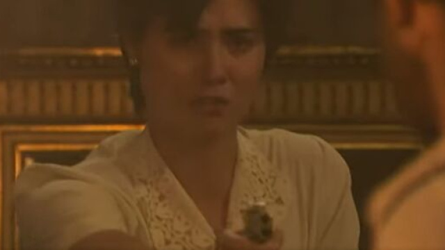 Maria sparerà a Fernando con una pistola, mentre la Casona sarà avvolta dalle fiamme.