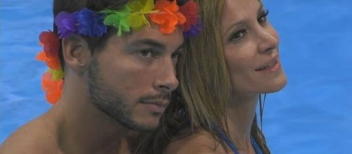 GF Vip, Andrea Denver bacia l'immagine del calendario con Adriana Volpe.