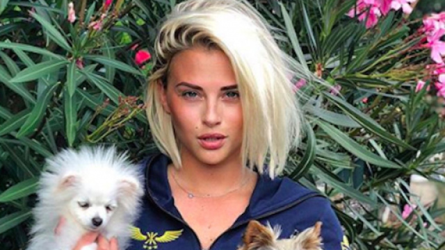 TPMP : Kelly Vedovelli poste une photo d'elle 'avant de dormir'. Credit : Instagram/kellyvedovelli