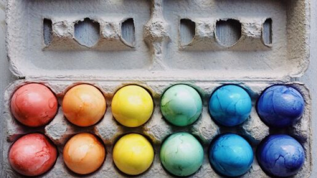 Uova di Pasqua fai da te: alcune idee da regalare o per decorare la tavola.