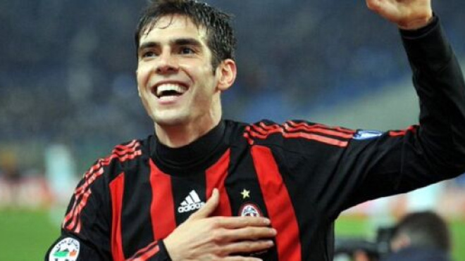 Kaká avec le maillot du Milan AC (Credit : Twitter de Kaká)