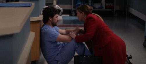 Nel finale di Grey's Anatomy 16, Andrew DeLuca irrompe nella sala operatoria di Richard Webber.
