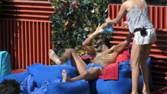 Antonella Elia cade durante un gavettone di Sossio