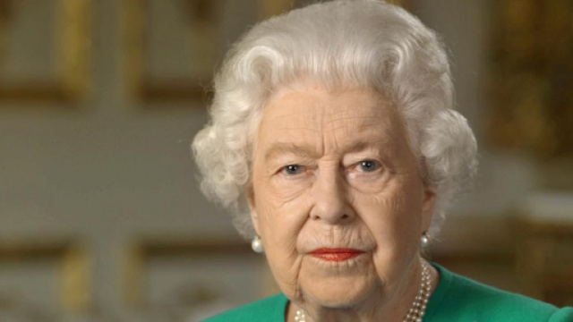 La regina Elisabetta parla in tv: 'tempo difficile'