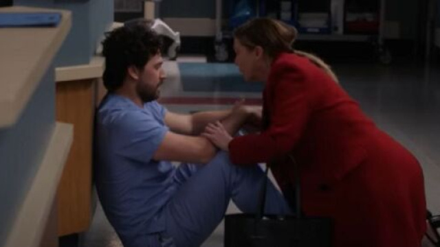 Nel finale di Grey's Anatomy 16, Andrew DeLuca irrompe nella sala operatoria di Richard Webber.