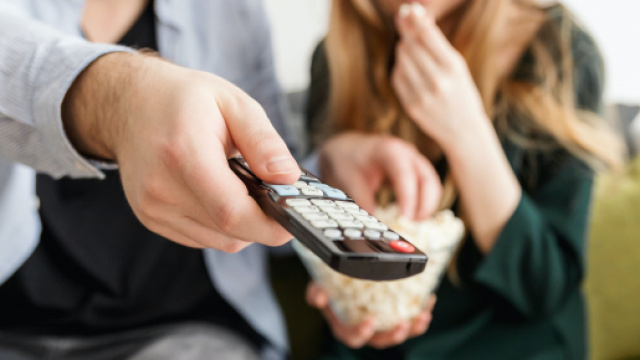 Shows à regarder en Avril. Credit : Pexels/JESHOOTS.com