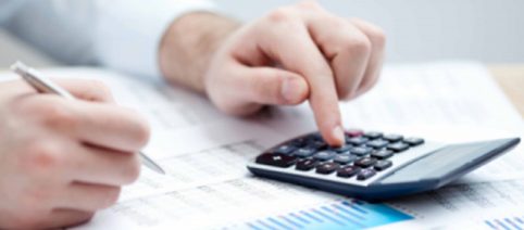 Risparmi nelle bollette: ad aprile calo delle tariffe e proroga dei bonus sociali