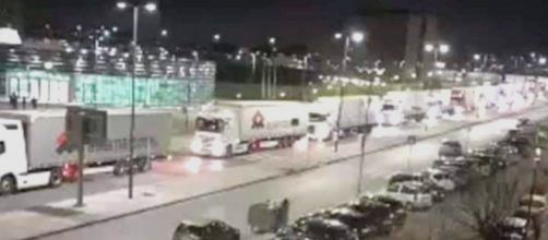 Napoli, sono arrivati i tir contenenti il materiale per la costruzione del Covid Center.