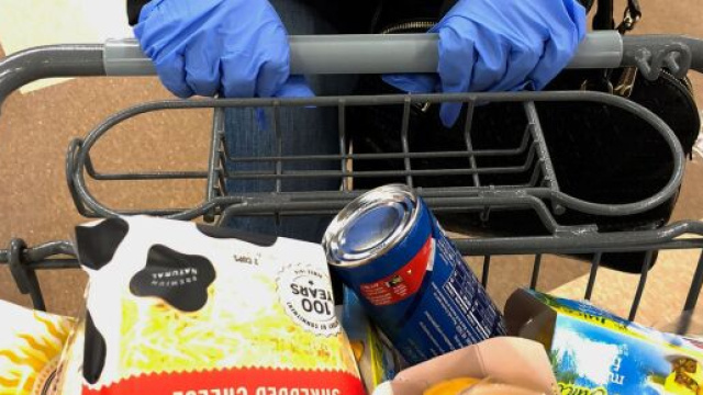 Lecce, vuole saltare la fila al supermercato e simula di avere la febbre: 78enne denuciata