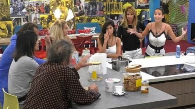 Paola Di Benedetto è finita nel mirino di Fernanda Lessa alla vigilia della finale del GF Vip