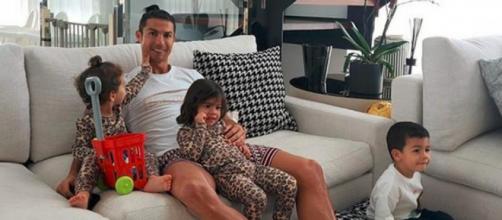 Cristiano Ronaldo en compagnie de ses enfants dans sa maison à Madère