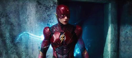 Na foto Ezra Miller usando o traje do super-herói Flash. (Arquivo Blasting News)