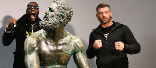 Deontay Wilder e Clemente Russo posano insieme in occasione della visita a Roma dell'ex campione del mondo dei pesi massimi nel 2019.