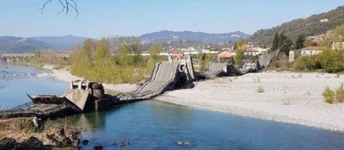 È crollato il ponte di Caprigliola tra La Spezia e Massa, due veicoli coinvolti ma i conducenti sono salvi.