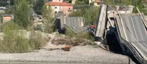 Massa Carrara, crolla un ponte sul fiume Magra tra Albiano e Santo Stefano