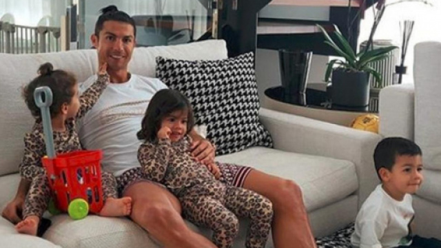 Cristiano Ronaldo en compagnie de ses enfants dans sa maison à Madère