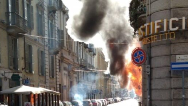 Torino, incendio in centro: clochard salva la titolare di un fioraio | repubblica.it