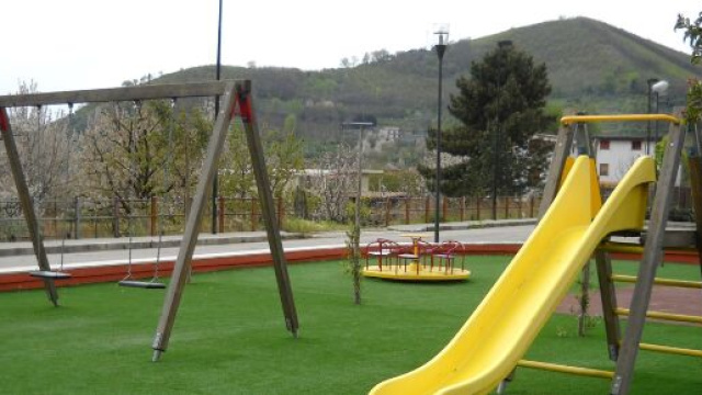 Torino, scavalca la recinzione e porta il nipotino a giocare al parco: multata nonna 43enne