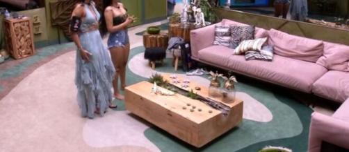 Flay e Mari conversam com produção na sala da casa. (Reprodução/TV Globo)