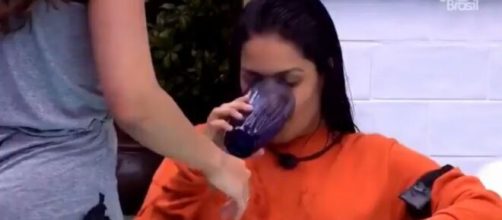 Flay bebe água após cuspir na mesa da sala de jantar. (Reprodução/TV Globo)