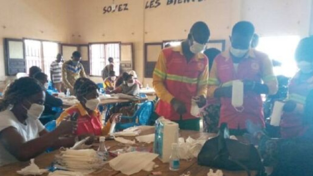 Le CMPJ de Yaoundé accueillant divers contributeurs à la fabrication de masques (c) Minjec