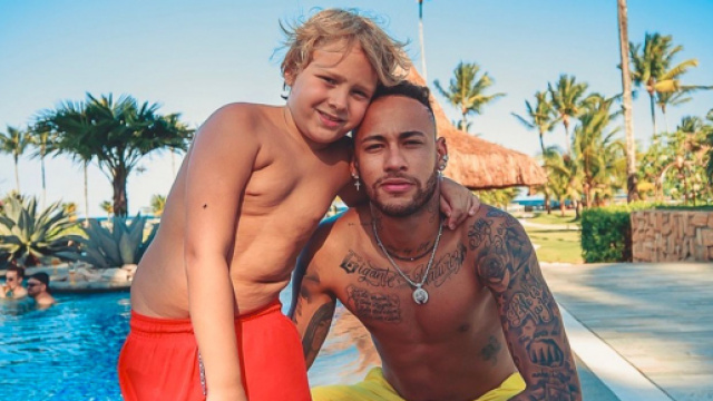 Neymar et son fils Davi dans sa maison à 8 millions d'euros