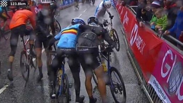 Philippe Gilbert aiutato da Evenepoel dopo la caduta ai Mondiali