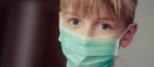Il decreto del 26 aprile ha stabilito che i bambini sopra i sei anni devono indossare la mascherina per contenere la diffusione del coronavirus.