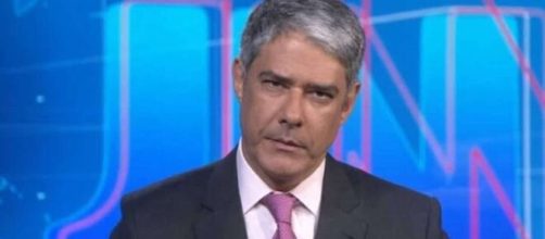 William Bonner se emociona e não consegue encerrar "JN". (Reprodução/TV Globo)