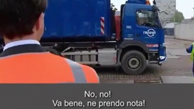 Il Premier olandese Mark Rutte risponde ad un camionista.