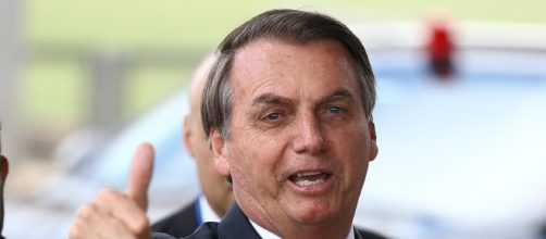 Jair Bolsonaro passeia de jet ski no mesmo dia que Brasil chega aos 10mil mortos pela covid-19. (Arquivo Blasting News)