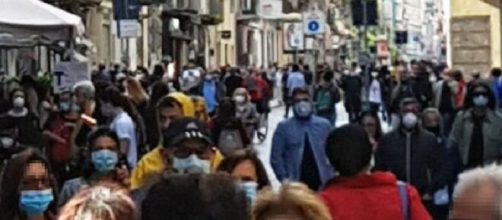 Fase 2 a Napoli, prima domenica di passeggiate e gente in strada: droni per i controlli.