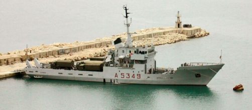 La conclusione delle indagini sul caso di contrabbando di sigarette e farmaci su una nave della Marina Militare ha portato a sei arresti.