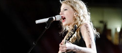 Taylor Swif performing at a live concert [Photo via Ronald Woan, Flickr]