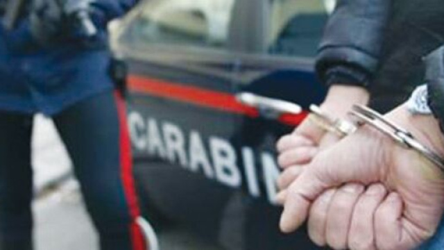 Reggio Calabria: donna picchiata da marito e figlio riesce a fuggire, aggressori arrestati