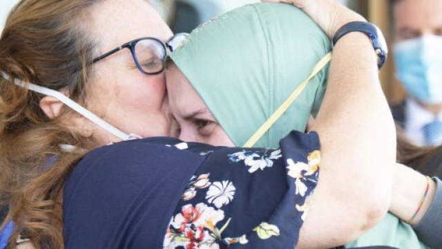 Silvia Romano è a casa, la madre l'abbraccia incondizionatamente