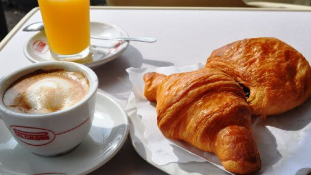 Treviso, mangiano brioche all'esterno di un'attivit&agrave; comerciale: multa di 400 euro a due persone