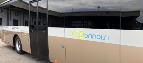 Brindisi, vandalismo sugli autobus della Stp: rotti i dispositivi del gel