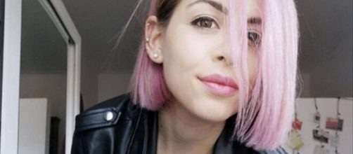 Silvia Romano, assistente del rapper Anastasio, riceve minacce sui suoi canali social a causa di uno scambio di persona