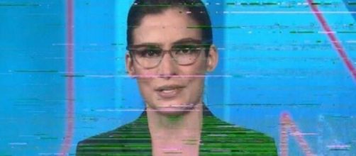 Renata Vasconcellos durante a pane técnica no Jornal Nacional; imagem e áudio ficaram instáveis na escalada. (Reprodução/TV Globo)