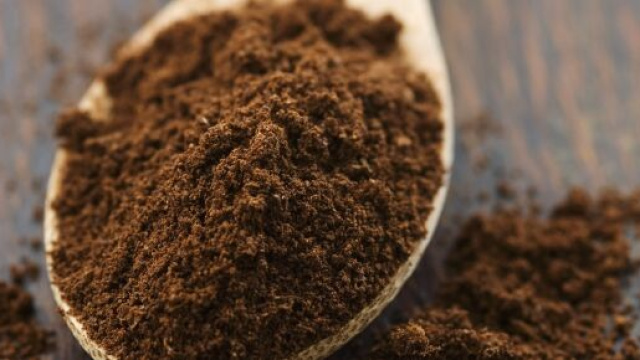 10 modi per riutilizzare i fondi di caff&egrave; - Credit: ecomarket.bio