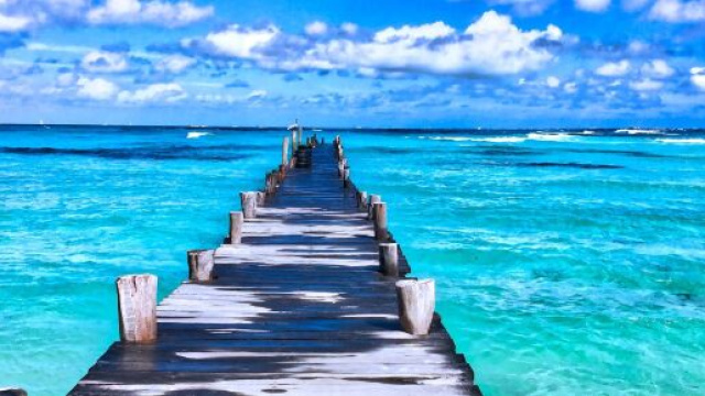 Covid-19, in spiaggia ombrelloni distanti cinque metri e accessi contingentati