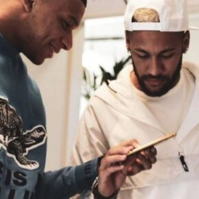Neymar ganhou um aparelho celular personalizado em ouro 24 quilates, custando aproximadamente R$ 21 mil. (Arquivo Blasting News)