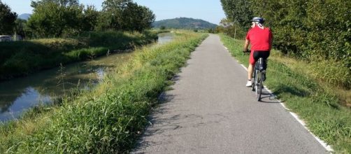 Vicenza, ciclista in solitaria sulla ciclabile con il figlio: multato perché senza mascherina.