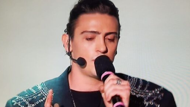 Michele Bravi dopo due anni di silenzio, ritorna in scena ad Amici speciali