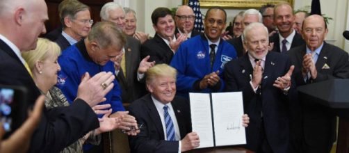 Donald Trump recibió la bandera de la Fuerza Espacial en la Oficina Oval - infobae.com