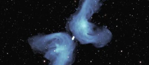 Universo, un nuovo mistero da risolvere: due 'boomerang' luminosi escono da un buco nero.