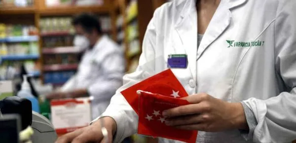 Una farmacia madrileña repartiendo máscaras FPP2