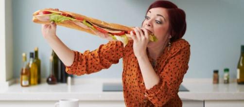 Comer depressa pode afetar diretamente o organismo. (Arquivo Blasting News)